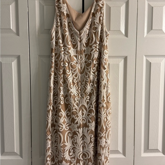 Elegant Beige and White Floral Dress - Picture 2 of 16